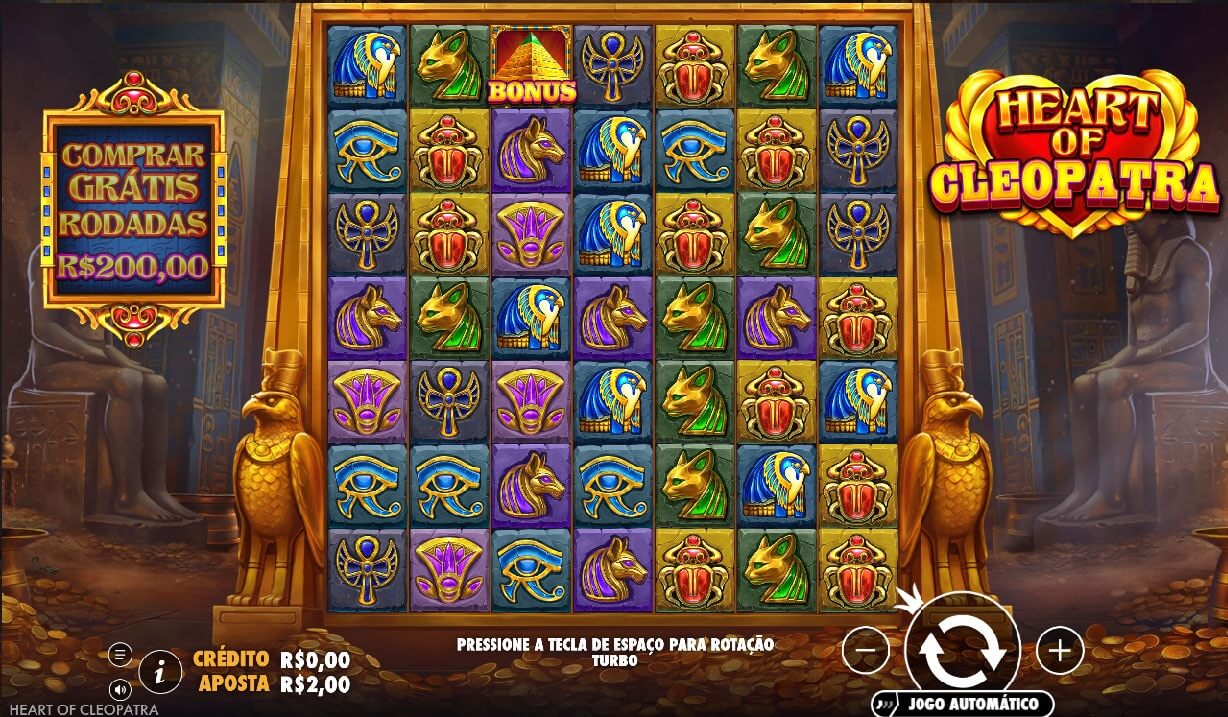 Tela do slot Heart of Cleopatra com grade de símbolos egípcios coloridos, estátuas douradas e templo ao fundo.