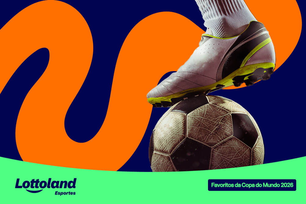 Chuteira de jogador pisando sobre bola de futebol sobre fundo azul e laranja. Lottoland Esportes apresenta os favoritos da Copa do Mundo 2026.